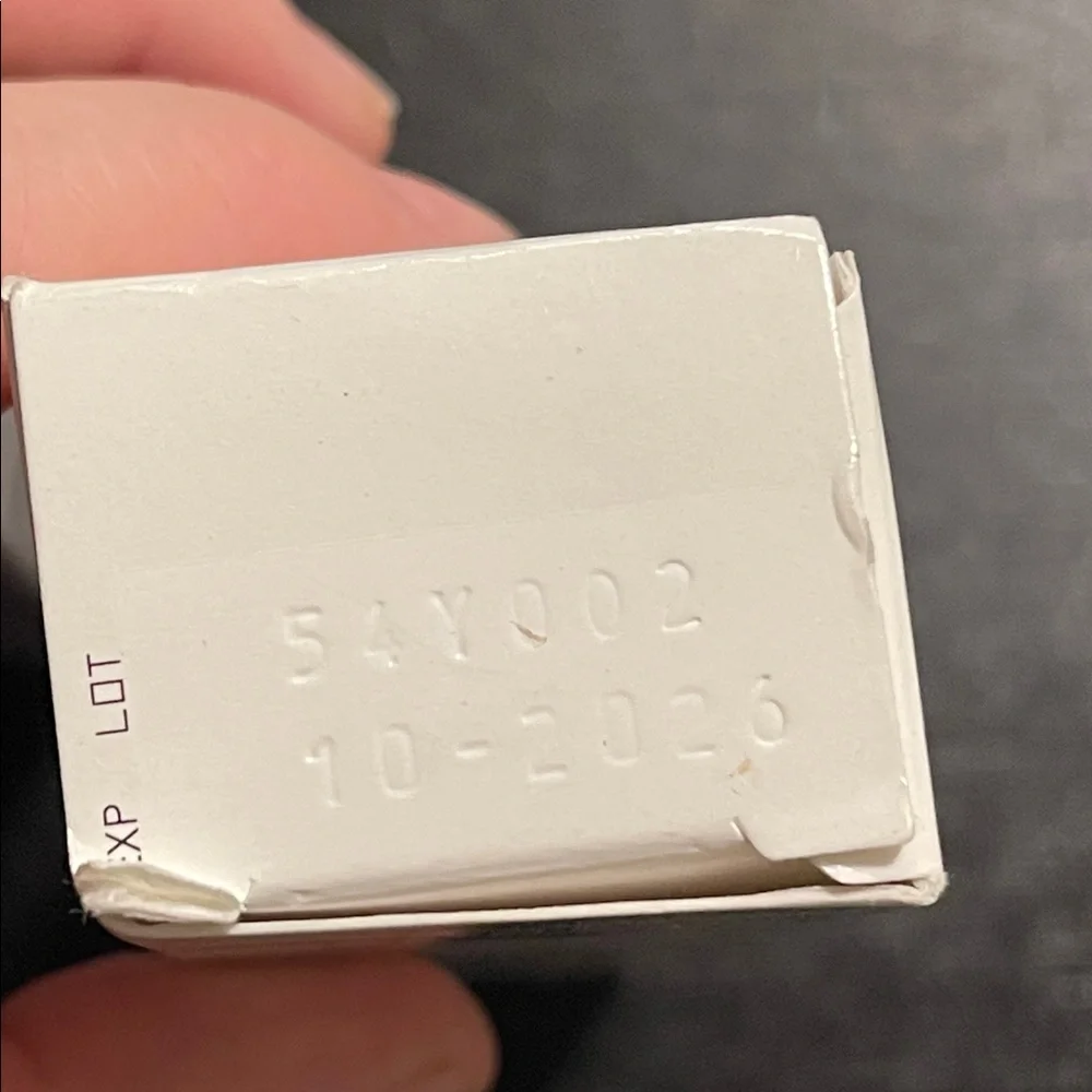 La Roche-Posay Mela B3 Serum & Sunscreen - Purple/White Packaging - Picture 3 of 5